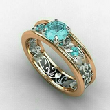 Bague vintage avec zircone bleue ciel