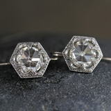 Boucles d'oreilles vintage en verre blanc arrondi