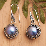 Boucles d'oreilles pendantes vintage en perles foncées