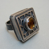 Bague vintage carrée incrustée d'une pierre orange