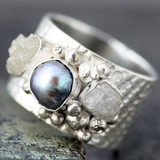 Bague vintage en argent incrustée d'une perle noire