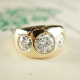 Bague vintage en or avec triple zircone incrustée