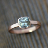 Bague vintage incrustée d'une rose en verre bleu