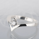 Bague vintage en argent avec zircone pointue