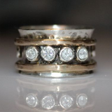 Bague vintage en or et argent incrustée de cristaux ronds
