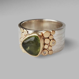 Bague vintage en verre vert olive, or et argent
