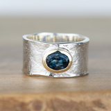Bague vintage en argent incrustée d'une pierre bleue
