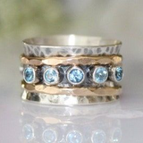 Bague vintage en or et argent avec incrustation de verre bleu