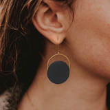 Boucles d'oreilles vintage noires et dorées arrondies