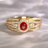 Bague dorée à plusieurs couches avec éclat rouge