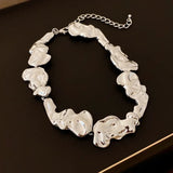 Collier rétro argenté brillant abstrait