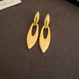 Boucles d'oreilles pendantes classiques en forme de feuille élégante dorée