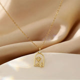 Collier vintage avec pendentif rose en forme d'arc en or