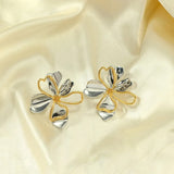 Boucles d'oreilles en forme de pétales de fleurs en or et argent