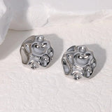 Boucles d'oreilles argentées abstraites à texture ondulée