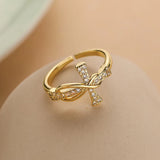 Bague ajustable avec croix torsadée en or