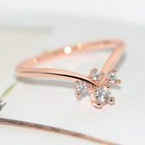 Bague en or rose en forme de V avec cristaux scintillants