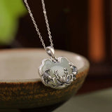 Collier vintage en argent en forme de poisson et fleur de lotus
