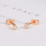 Boucles d'oreilles classiques en or rose avec cristaux ovales transparents