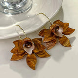 Boucles d'oreilles créoles fleurs dorées et pétales marron