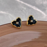 Boucles d'oreilles clous en or noir et diamant en forme de cœur