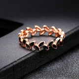 Bague motif feuille en or rose et accents noirs