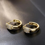 Boucles d'oreilles créoles classiques en or avec pierres précieuses étincelantes