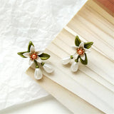 Boucles d'oreilles pendantes avec perles et fleurs blanches