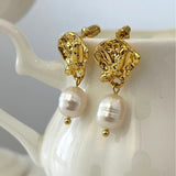 Boucles d'oreilles dorées avec perles pendantes