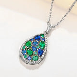 Collier en argent avec pierres précieuses vertes et bleues