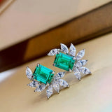 Boucles d'oreilles rectangulaires en pierre verte et pétales blancs étincelants