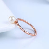 Bague classique en or rose avec perle