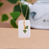 Collier pendentif classique avec pierre blanche et feuille dorée