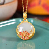 Collier pendentif vintage en or avec lotus, poisson et gemme blanche