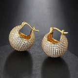 Boucles d'oreilles pavées intemporelles en or et cristaux