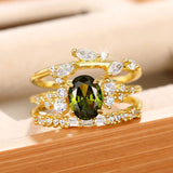 Bague à trois bandes en or avec pierre verte