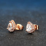Boucles d'oreilles pendantes en or rose avec cristaux taille poire et bordure scintillante