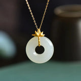 Collier vintage avec pendentif lotus en or et cercle blanc