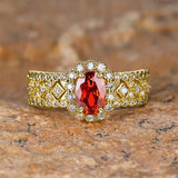 Bague vintage en or ovale avec pierre précieuse rouge et halo