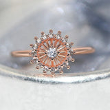Bague classique en or rose avec motif soleil et cristaux