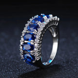 Bague intemporelle avec pierre précieuse bleue et halo en argent