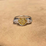 Bague vintage ajustable avec cœur jaune et pierre précieuse blanche