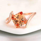 Bague en or rose avec pierre orange taille pyramidale