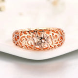 Bague en or rose avec motif floral complexe