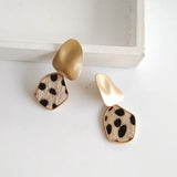 Boucles d'oreilles pendantes abstraites en or et imprimé léopard