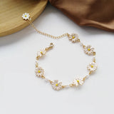 Bracelet vintage en perles, or et fleurs blanches