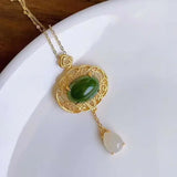 Collier pendentif classique en or avec pierre verte et filigrane en forme de goutte