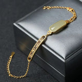 Bracelet classique en or avec pierres précieuses vertes et accents floraux en filigrane