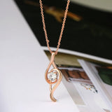 Collier avec pendentif en cristal brillant et forme torsadée en or rose