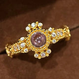Bague ajustable florale en or et pierre violette d'inspiration antique